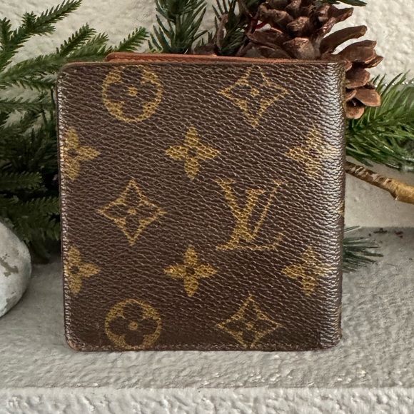 LOUIS VUITTON Monogram Bi-Fold Wallet - Picture 3 of 13